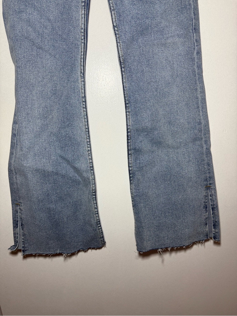 Motel Women's Light Wash Bootcut Slit Leg Frayed Design Denim Jeans Size XS - Picture 2 of 9